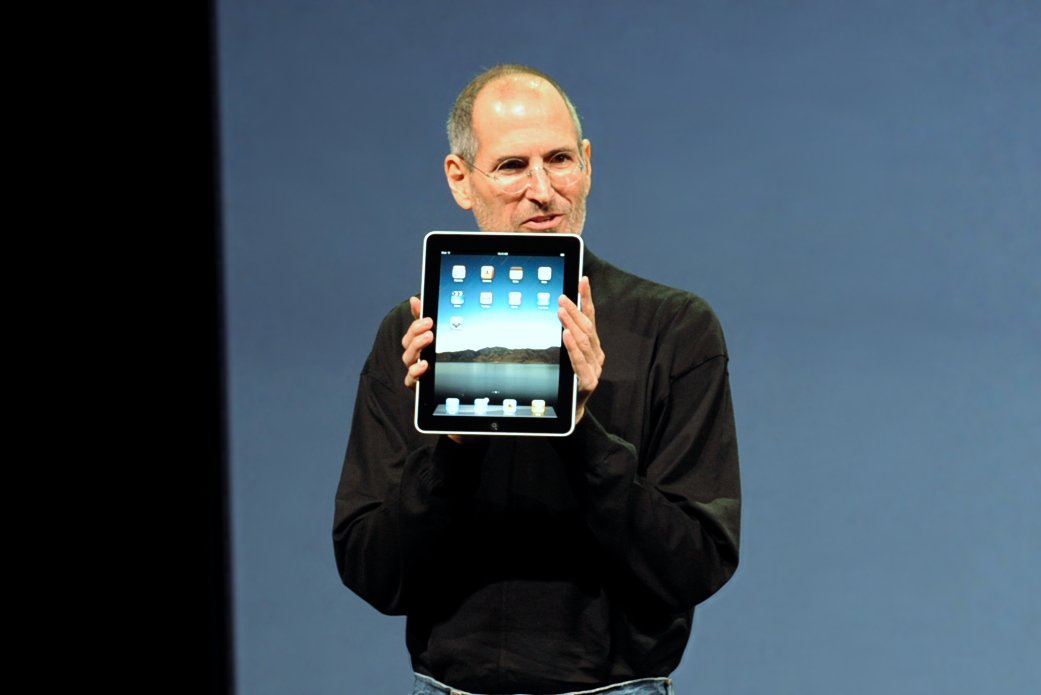 Photo of Steve Jobs holding up the first-generation iPad.